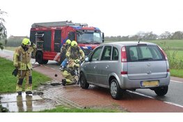Auto vat vlam tijdens rijden aan Balgweg in Breezand, erger voorkomen door omwonenden