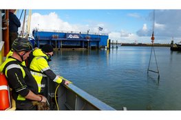 Auto belandt in zeehaven Den Oever
