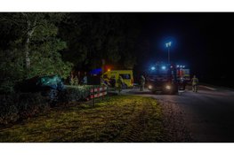 Bestuurder bekneld en zwaargewond na botsing tegen boom in Wieringerwerf