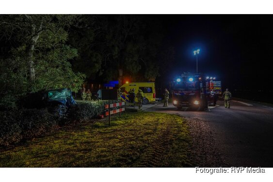 Bestuurder bekneld en zwaargewond na botsing tegen boom in Wieringerwerf