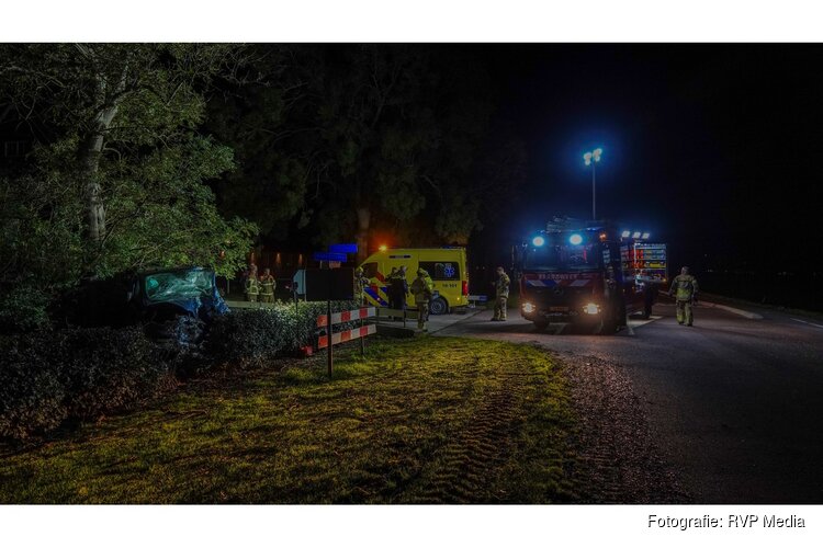 Bestuurder bekneld en zwaargewond na botsing tegen boom in Wieringerwerf