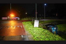 Auto belandt op zijkant in sloot langs Zandvaart in Breezand: inzittenden ongedeerd