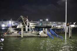 Haven van Den Oever stroomt vol door hoogwater tijdens storm Bóelo, waterstand wordt nog hoger