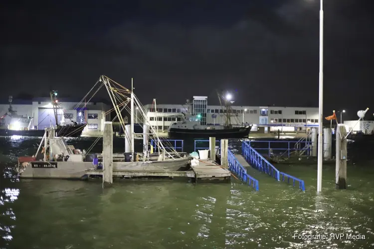 Haven van Den Oever stroomt vol door hoogwater tijdens storm Bóelo, waterstand wordt nog hoger