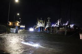 Haven van Den Oever stroomt vol door hoogwater tijdens storm Bóelo, waterstand wordt nog hoger