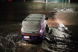 Haven van Den Oever stroomt vol door hoogwater tijdens storm Bóelo, waterstand wordt nog hoger