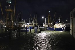 Haven van Den Oever stroomt vol door hoogwater tijdens storm Bóelo, waterstand wordt nog hoger