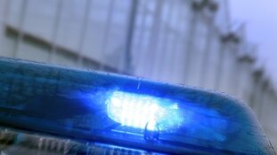 Man overleden na auto te water in Oostwoud