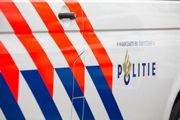 Auto belandt in sloot: bestuurder op eigen houtje naar ziekenhuis