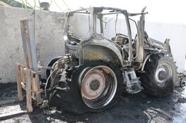 Tractor in brand in Middenmeer