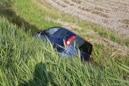 Auto te water na aanrijding Lutjewinkel