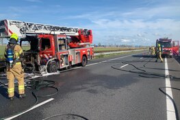 Brandweerauto onderweg naar noodsituatie vliegt in brand op de snelweg
