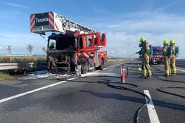 Brandweerauto onderweg naar noodsituatie vliegt in brand op de snelweg
