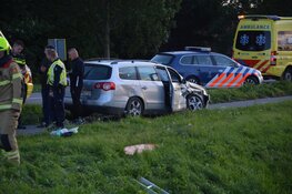 Botsing in Slootdorp: auto onderaan talud
