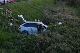 Botsing in Slootdorp: auto onderaan talud