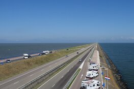 Lange file op Afsluitdijk: meer dan 1,5 uur vertraging richting Friesland