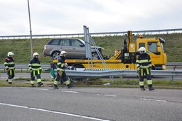 Auto knalt tegen vangrail op Afsluitdijk