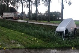 Bestelbus in greppel na aanrijding met vrachtwagen