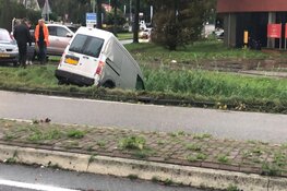 Bestelbus in greppel na aanrijding met vrachtwagen