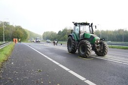 Motoragent op A7 aangereden door tractor onderweg naar boerenprotest
