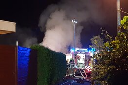 Brand legt bungalow in Winkel in de as, bewoonster gewond