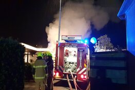 Brand legt bungalow in Winkel in de as, bewoonster gewond
