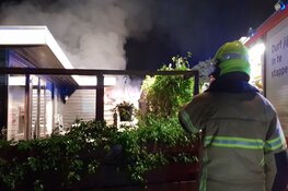 Brand legt bungalow in Winkel in de as, bewoonster gewond