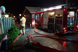 Brand legt bungalow in Winkel in de as, bewoonster gewond