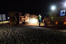 Tractor met aardappelen op zijn kant