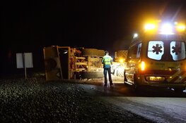 Tractor met aardappelen op zijn kant