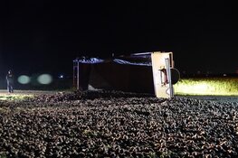 Tractor met aardappelen op zijn kant