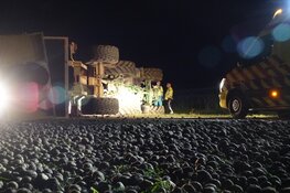 Tractor met aardappelen op zijn kant