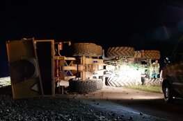 Tractor met aardappelen op zijn kant