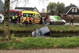 Auto belandt in Molenvaart