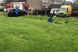 Auto slaat op hol en zorgt voor ravage in Den Oever