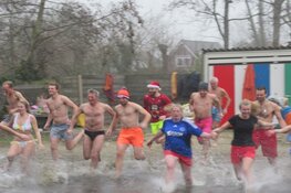 Frisse Nieuwjaarsduik in Zwembad ’t Petje
