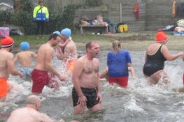 Frisse Nieuwjaarsduik in Zwembad ’t Petje