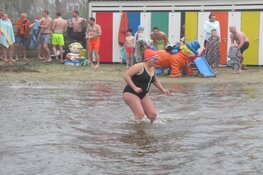 Frisse Nieuwjaarsduik in Zwembad ’t Petje