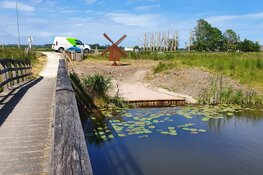 Cortenstalen strijkmolen langs Molenkolk in Kolhorn