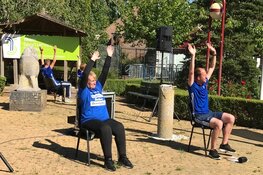 Wethouder Mary van Gent doet fanatiek mee aan Nationale Balkon Beweegdag