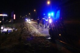 Auto op de kop in greppel Kolhorn
