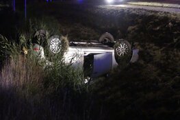 Auto op de kop in greppel Kolhorn