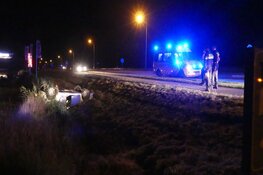 Auto op de kop in greppel Kolhorn