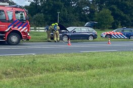 Auto langs de kant met brand onder motorkap