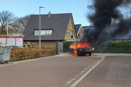 Auto door brand verwoest in Den Oever