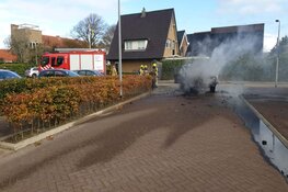 Auto door brand verwoest in Den Oever