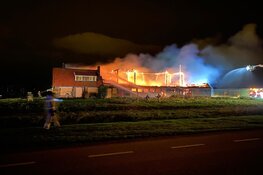 Brand in verlaten boerderij in Middenmeer
