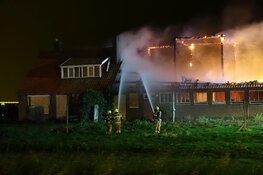Brand in verlaten boerderij in Middenmeer