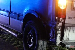 Botsing in Barsingerhorn: auto bijna te water