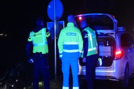 Botsing in Barsingerhorn: auto bijna te water